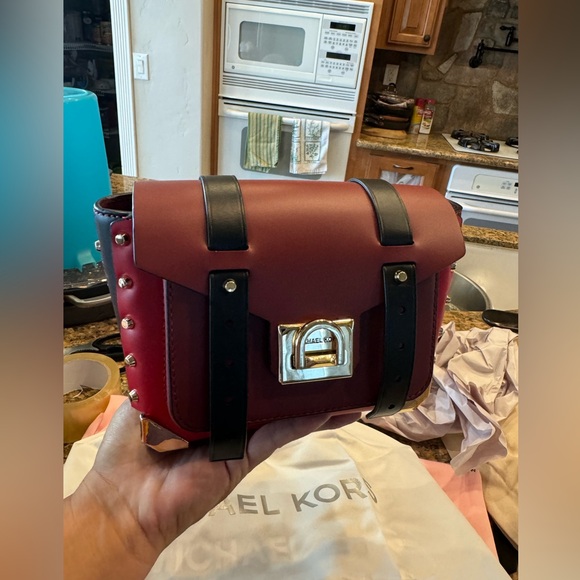 Michael Kors Manhattan Small Color Block Messenger Bag - Picture 2 of 14